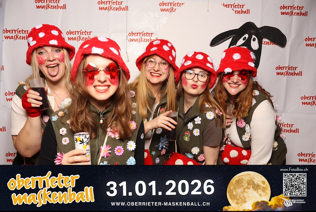 Kostümierte Gruppe in der Fotobox am Oberrieter Maskenball