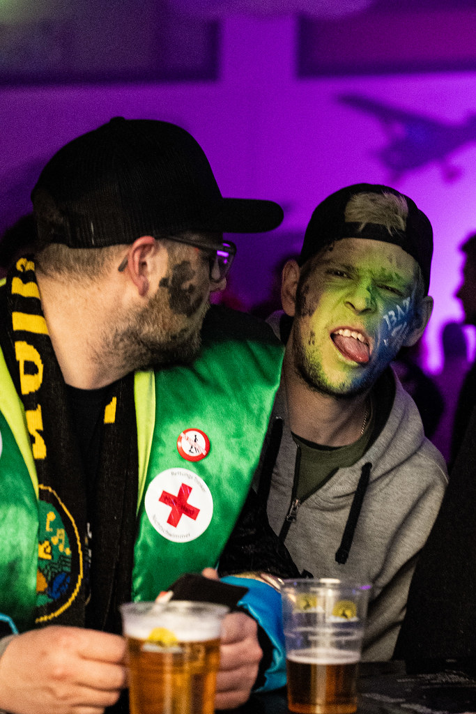 Zwei kostümierte Gäste feiern am Oberrieter Maskenball