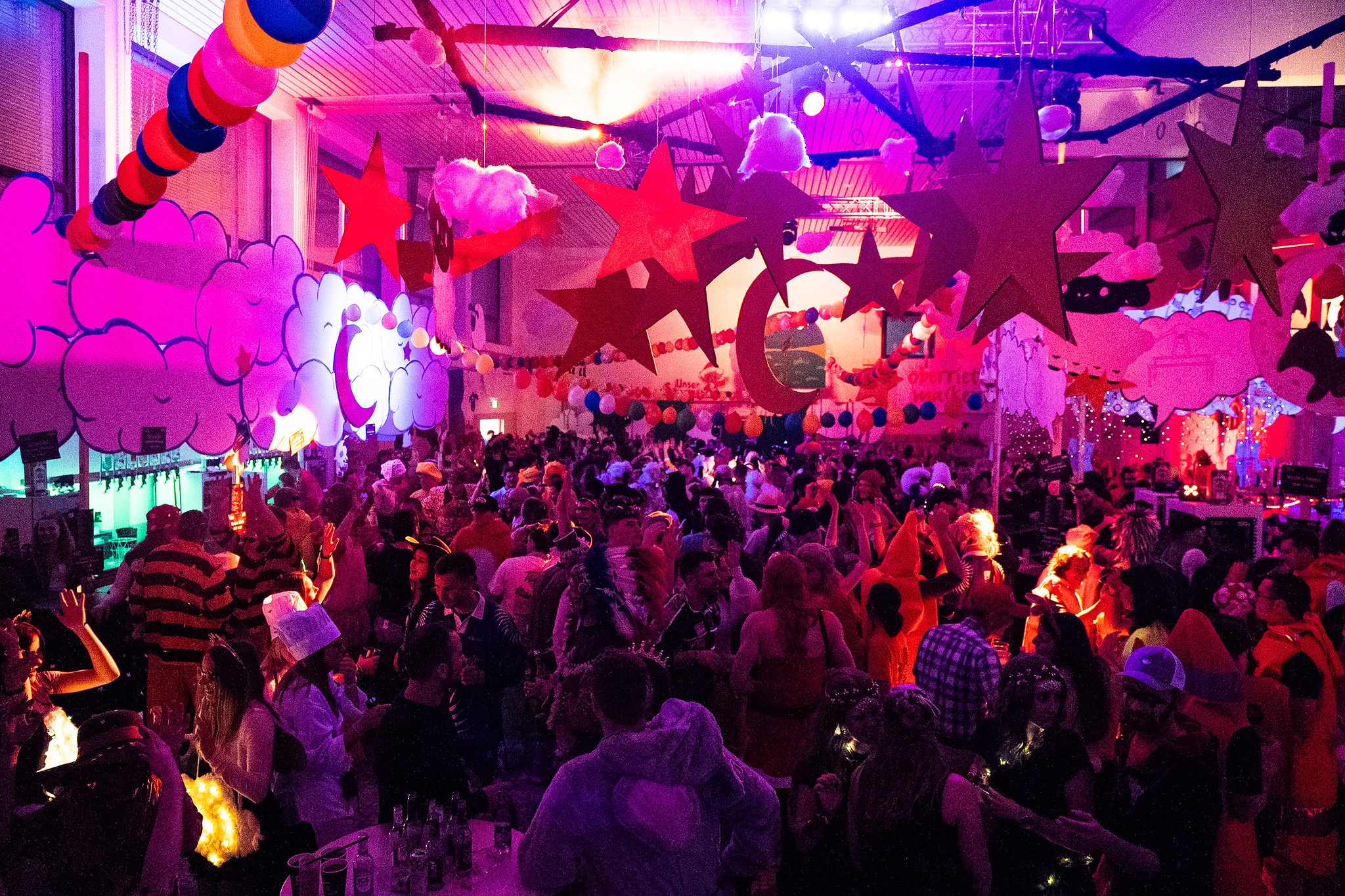 Kostümierte Gäste feiern am Oberrieter Maskenball